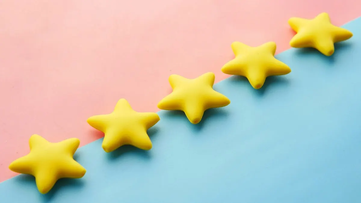 Cinq étoiles jaunes alignées sur un fond rose et bleu