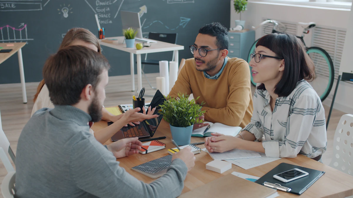Équipe de travail en réunion pour piloter plusieurs établissements locaux sur Google My Business