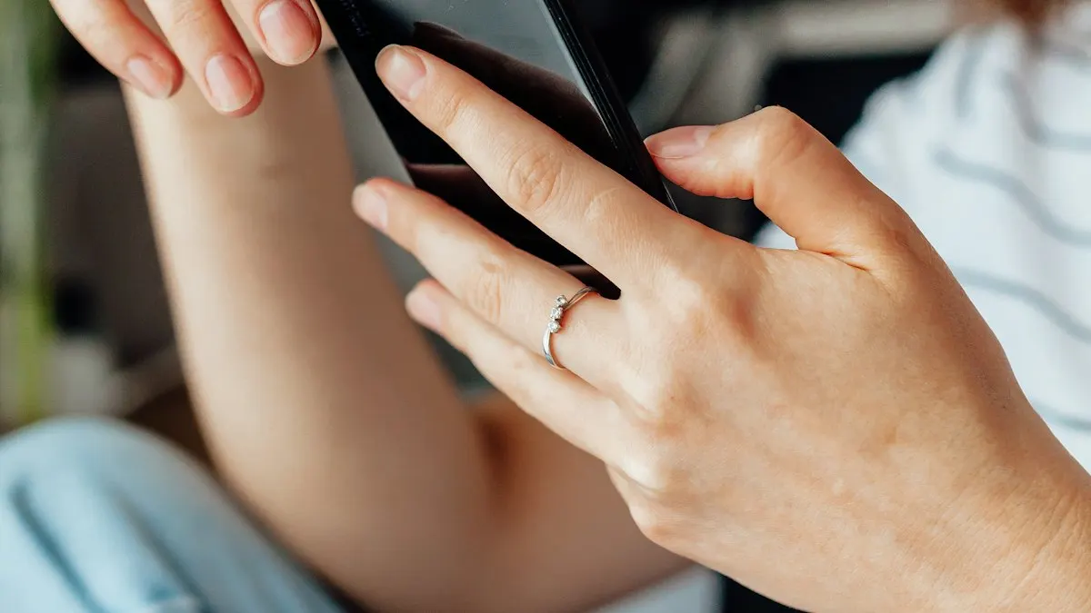 Une personne consulte une application sur son téléphone