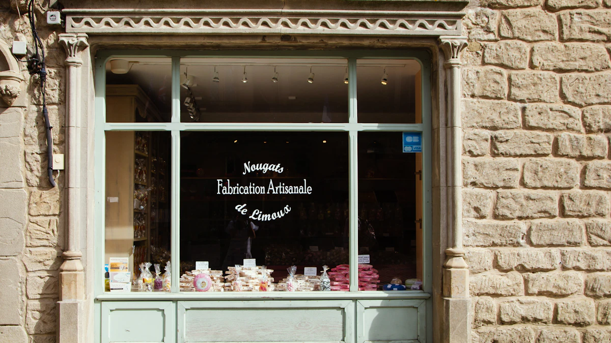 Vitrine d'une boutique de nougats artisanaux dans une façade en pierre