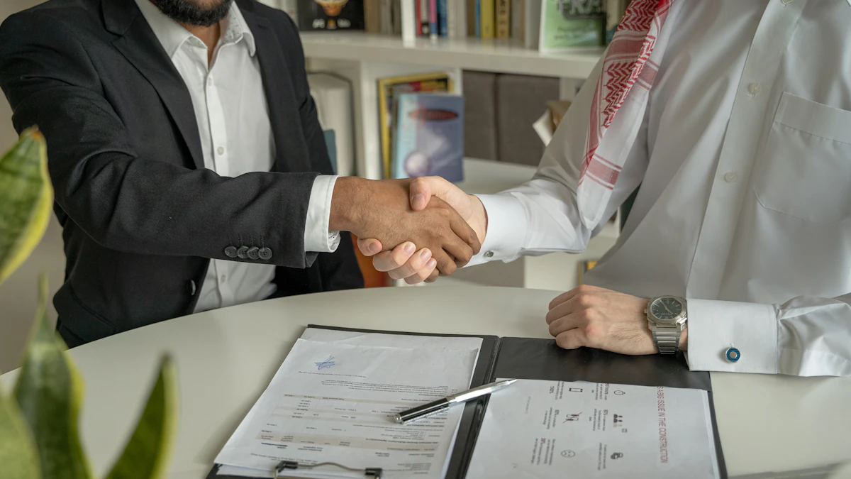 Poignée de main au-dessus d'un bureau, au moment de se quitter ou de signer avec un nouveau prestataire