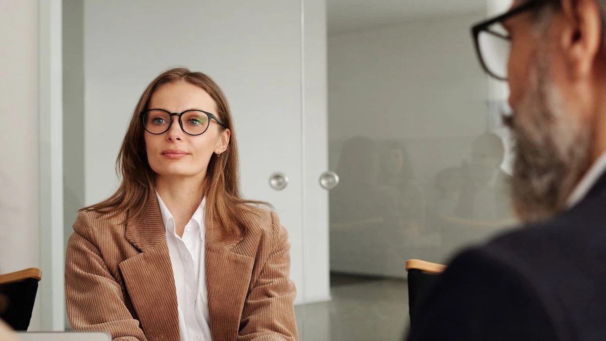 Directeur marketing en entretien avec un consultant pour choisir une agence Google Business Profile