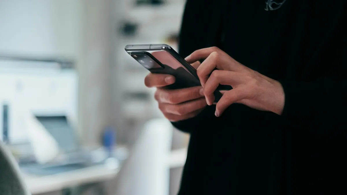 Un commerçant configure sa fiche sur son téléphone