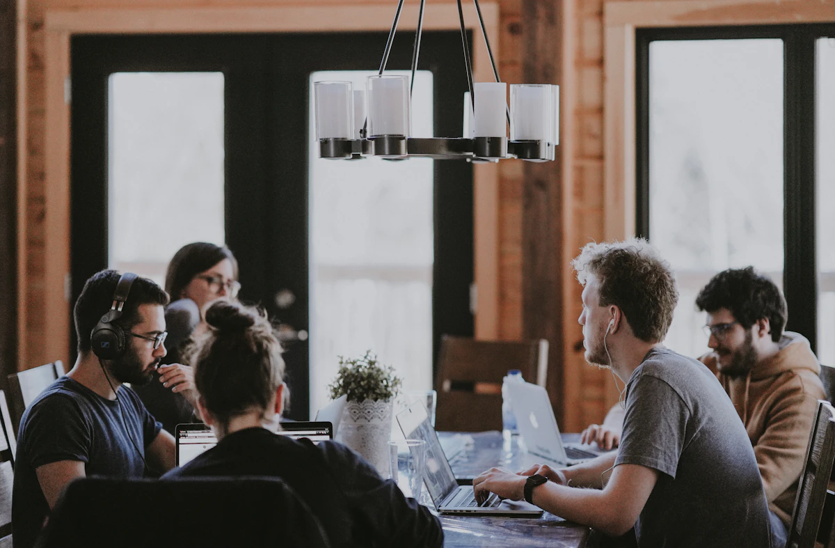 Equipe analysant le classement Google Pack Local sur ordinateur