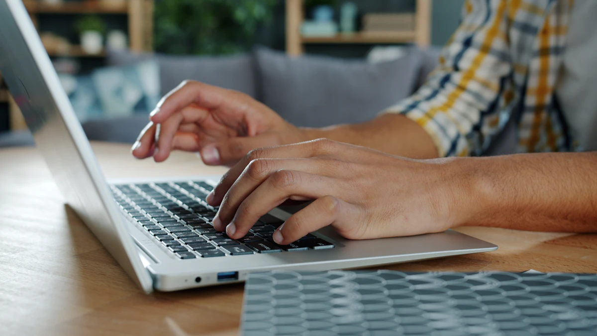 Un indépendant qui travaille sur un ordinateur portable à son bureau