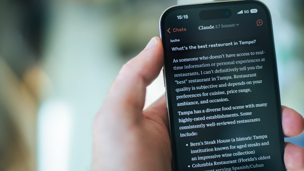 Personne consultant des recommandations de restaurant sur son téléphone