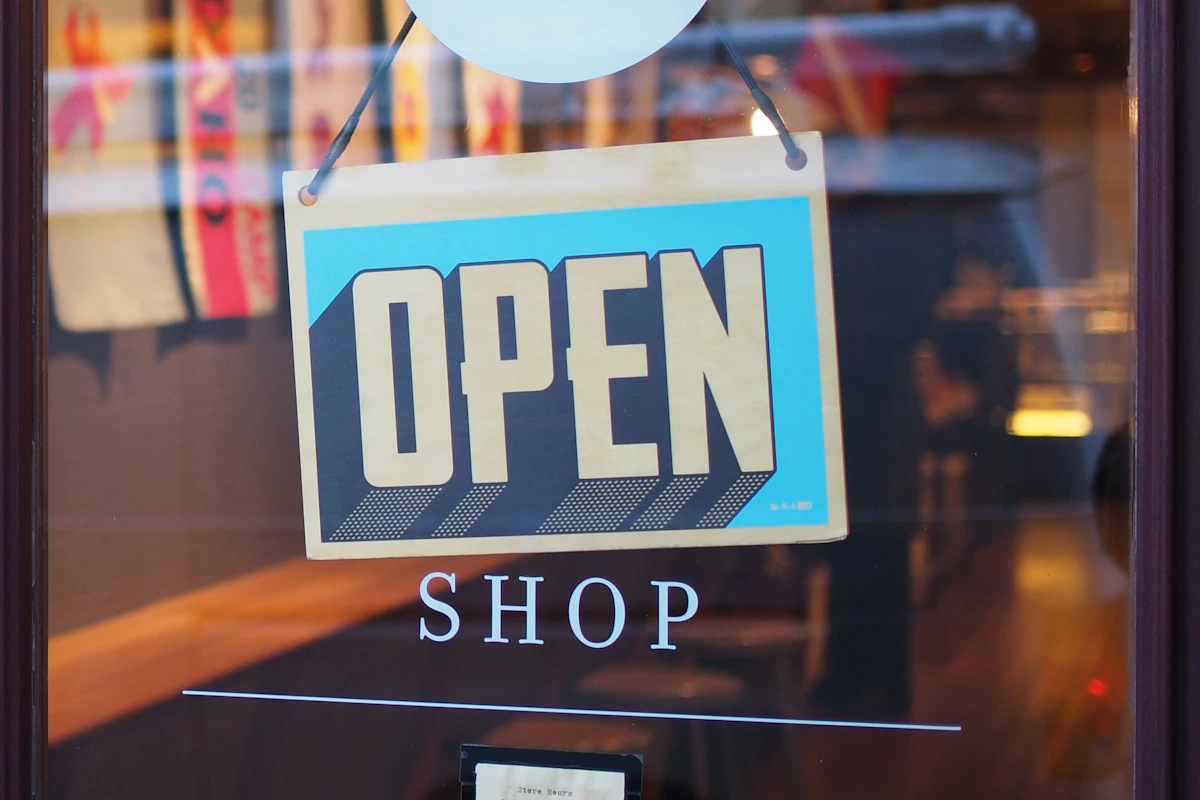 Enseigne lumineuse Open à l'entrée d'un commerce, symbole de visibilité pour un réseau de points de vente
