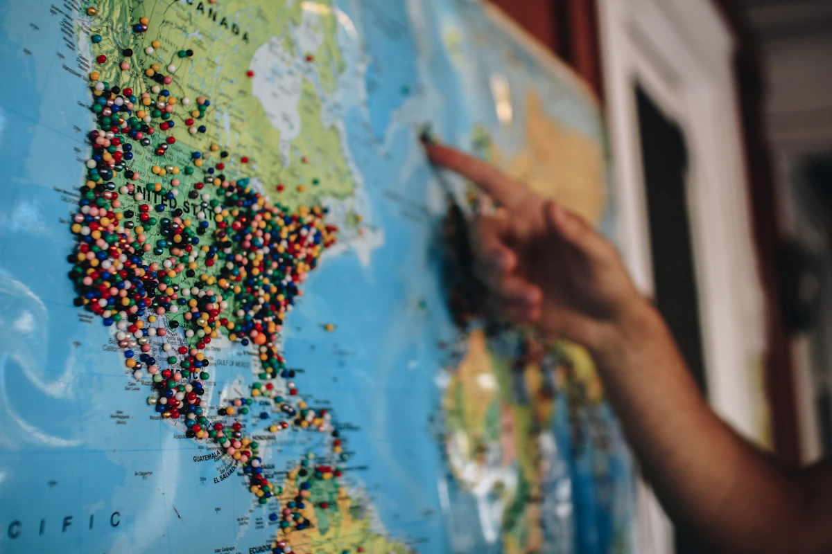 Personne pointant des épingles sur une carte représentant plusieurs établissements PME