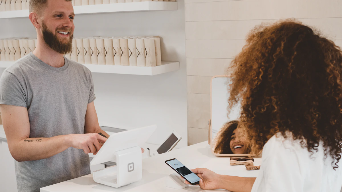 Commerçant souriant et cliente qui paie avec son téléphone dans une boutique