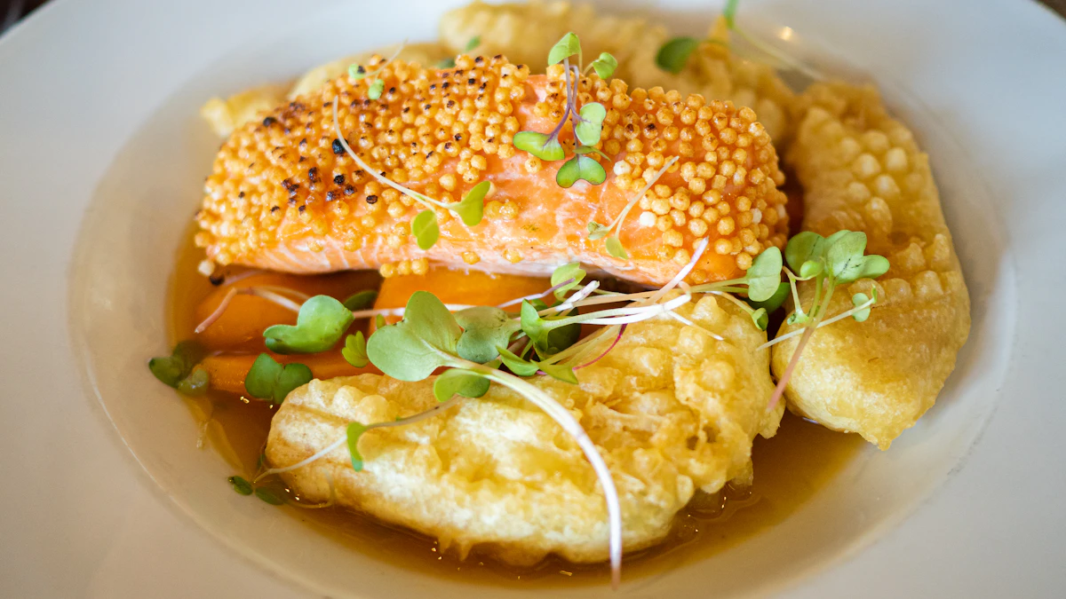 Une assiette blanche garnie de poisson et de légumes dans un restaurant