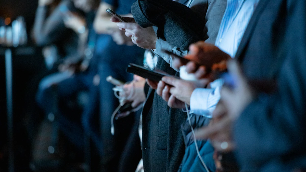 Plusieurs personnes qui consultent leur téléphone portable