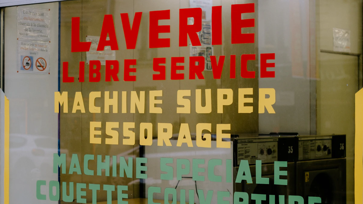 Vitrine d'un commerce avec une affiche collée derrière la vitre
