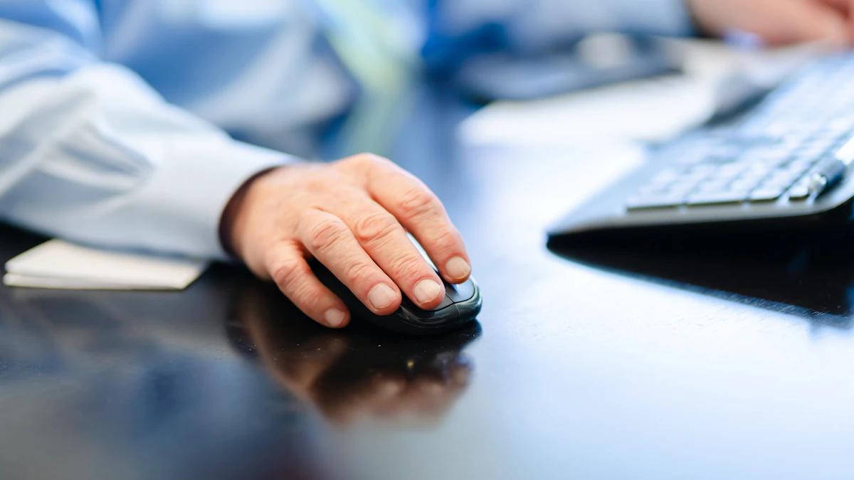 Personne tapant sur un clavier d'ordinateur