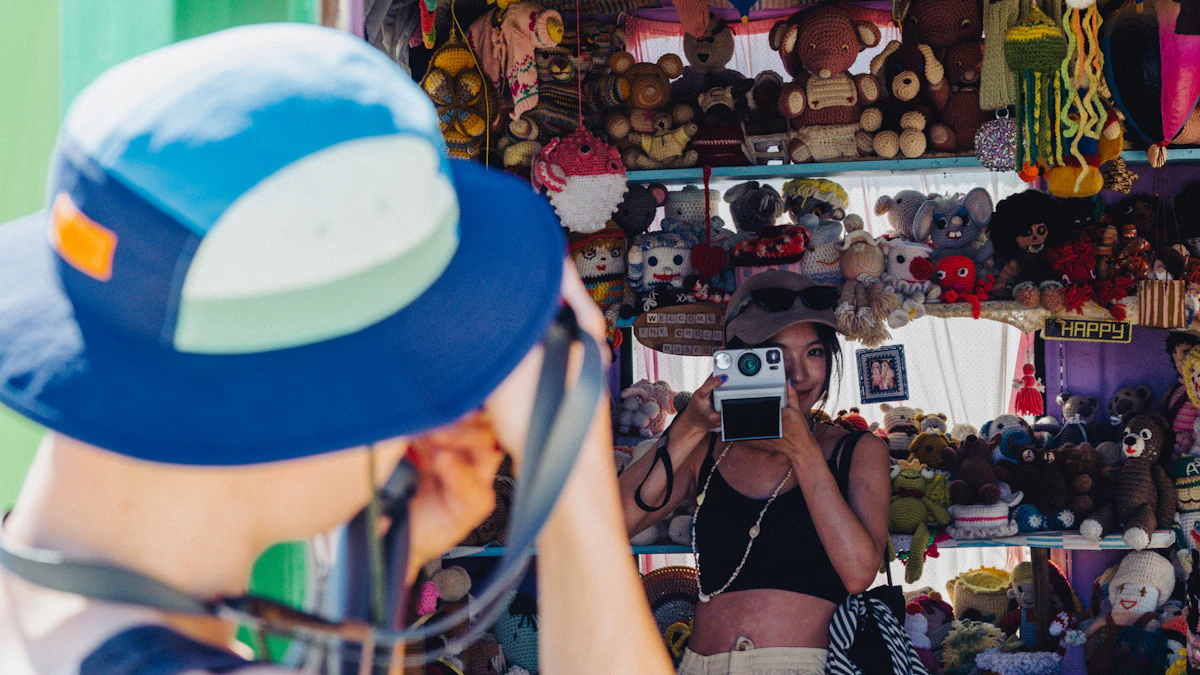 Personne photographiant la devanture d'un commerce avec un appareil photo