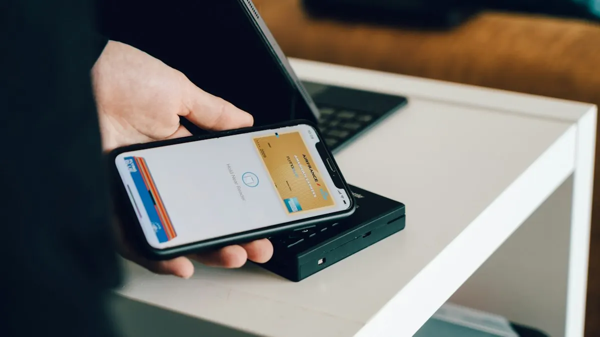 Un client approche son téléphone d'un lecteur sans contact sur un comptoir