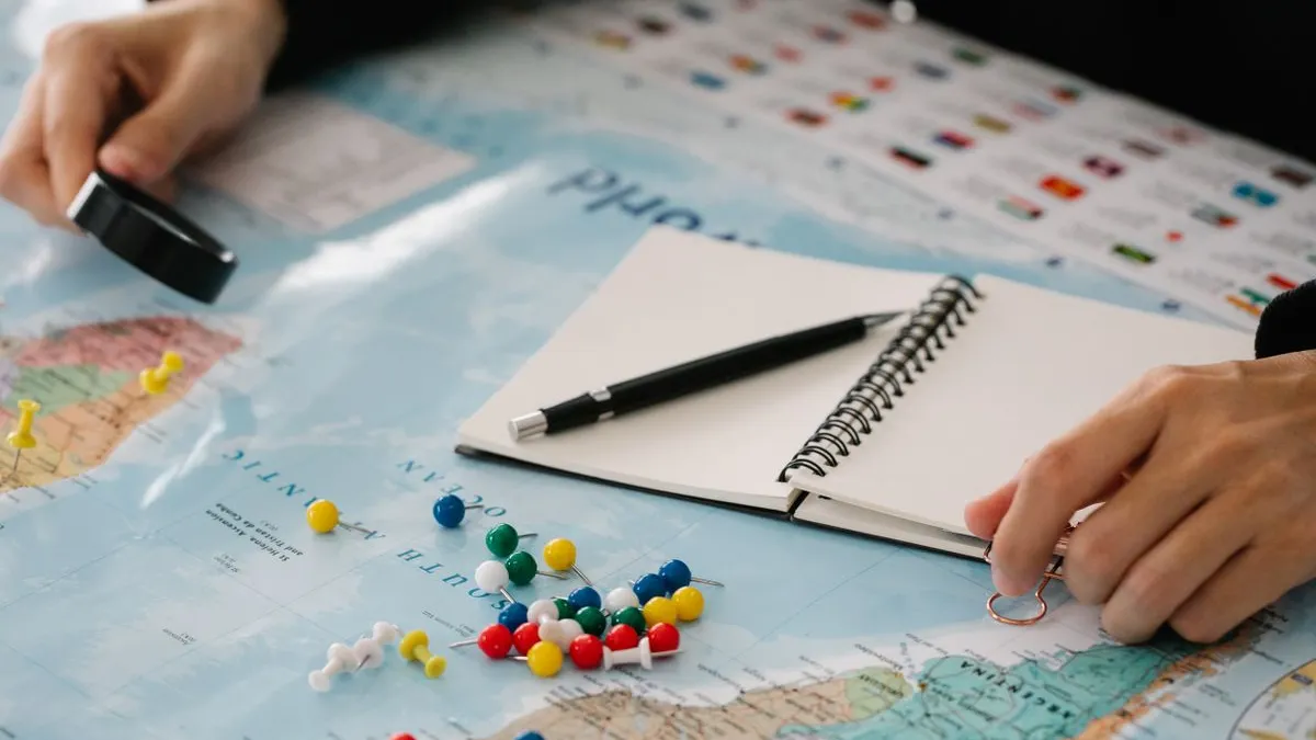 Carte avec des épingles de localisation multicolores, illustrant plusieurs fiches d'établissement dont une seule reste invisible sur Google Maps