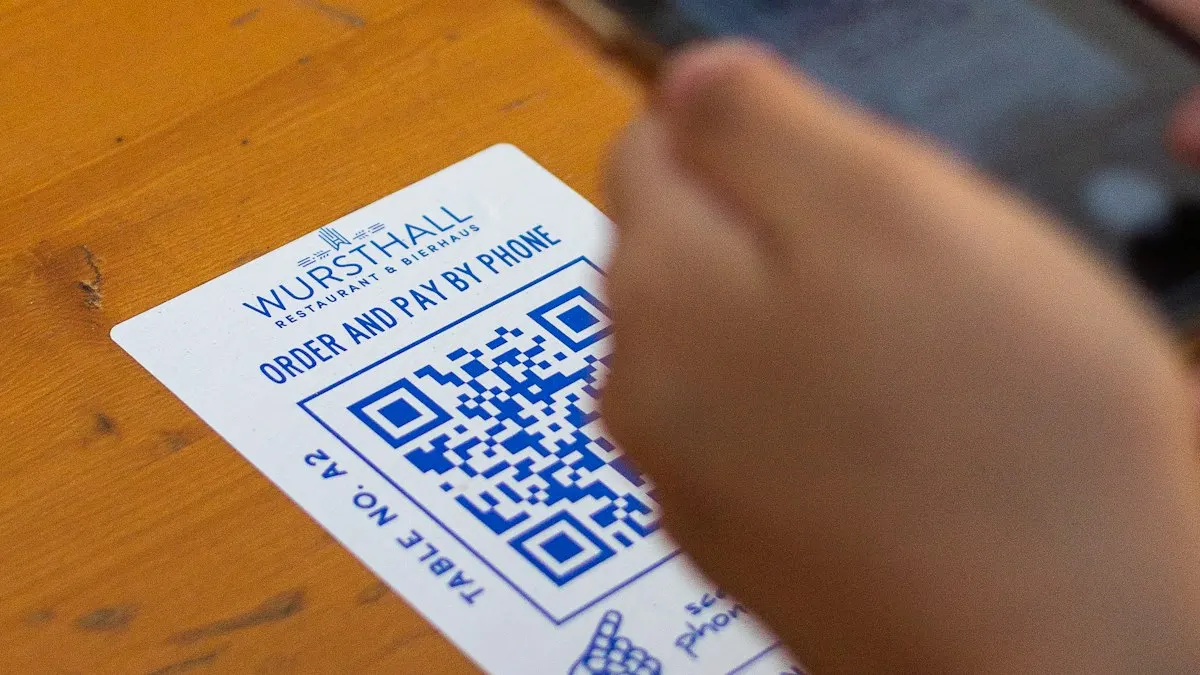 Un client scanne avec son téléphone un QR code posé sur une table de restaurant