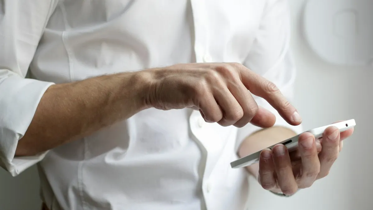 Un commerçant répond à un message sur son téléphone