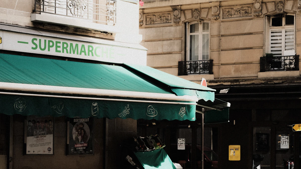Devanture d'un commerce de quartier dans une rue parisienne