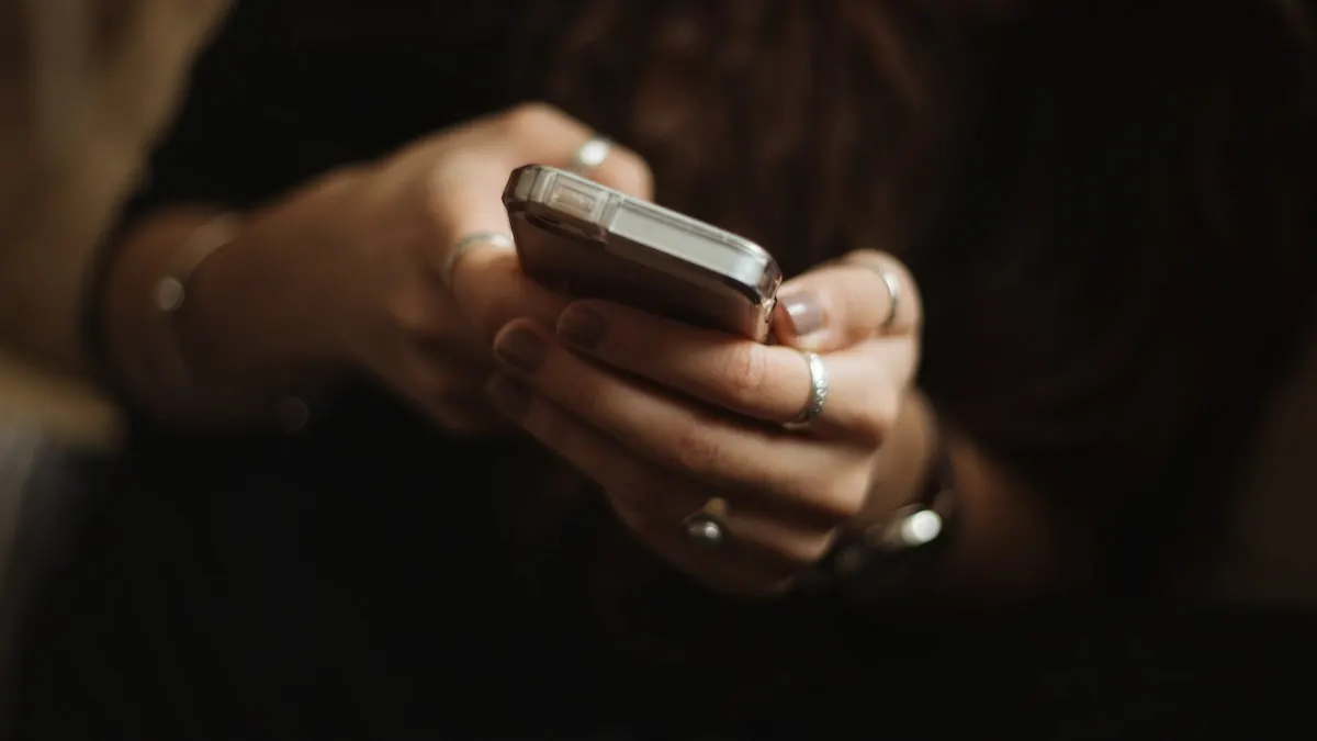 Une personne lit un avis sur son téléphone