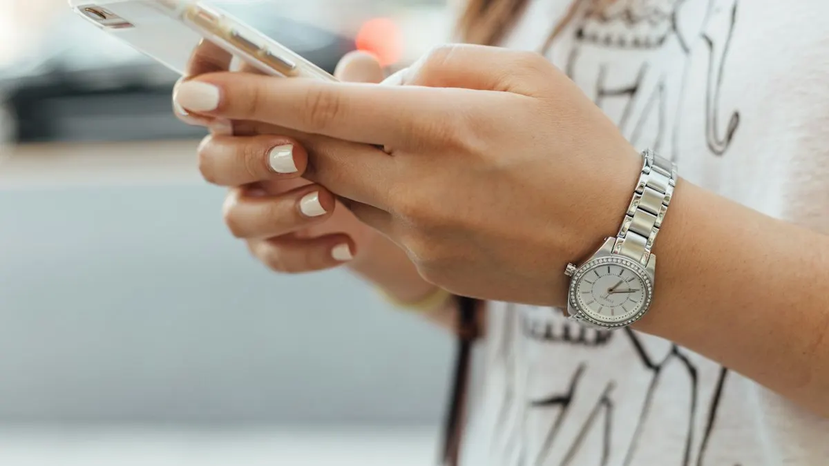 Une personne consulte sa fiche sur son téléphone