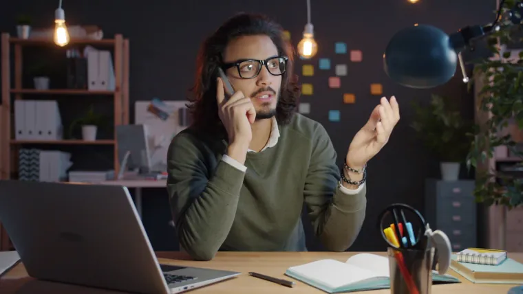 Professionnel consultant son téléphone et son écran pour vérifier ses avis Google pendant le bug de juillet 2026