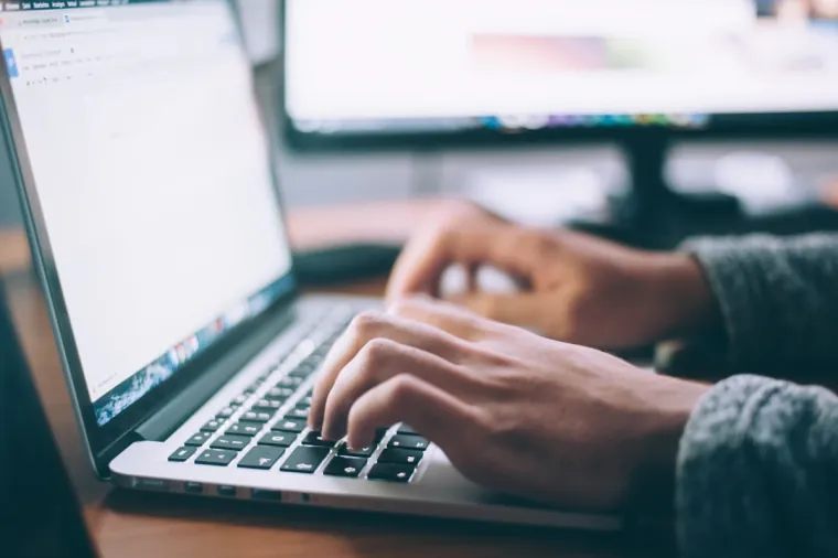 Consultant freelance travaillant sur un ordinateur portable pour optimiser une fiche Google Business Profile