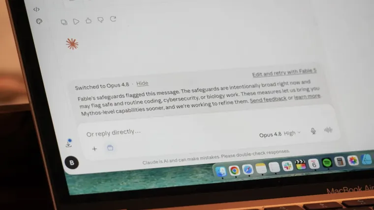 Écran d'ordinateur portable affichant une interface de chatbot IA
