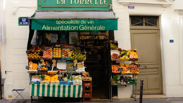 Devanture de commerce illustrant la gestion de plusieurs établissements pour une PME multi-sites
